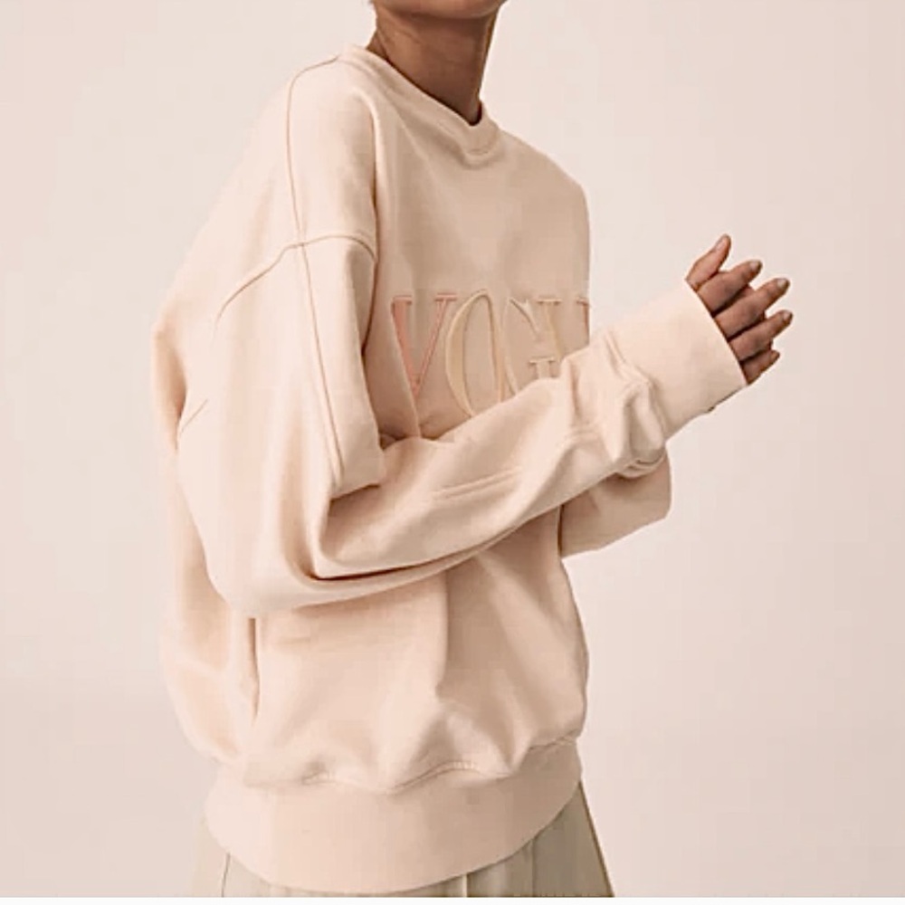 VOGUE Sweatshirt in cream with Logo Embroidery made of 100% organic cotton sz M
